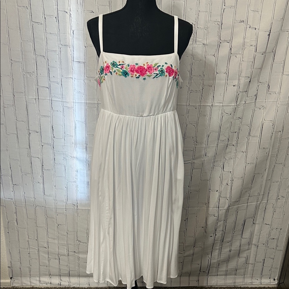 EUC torrid  White Midi Dress with Pink Floral Embroidery. size 0x